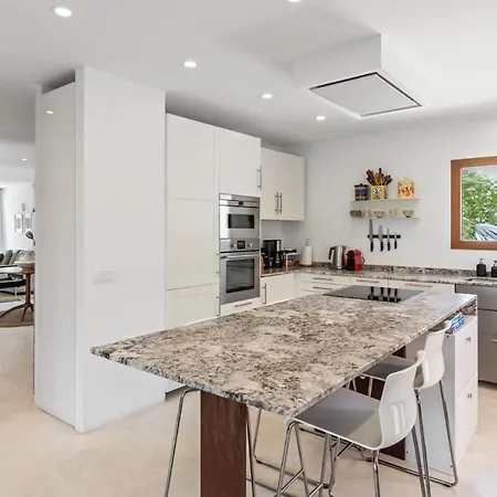 Outstanding, Luxury 4-bedroom In Villa *