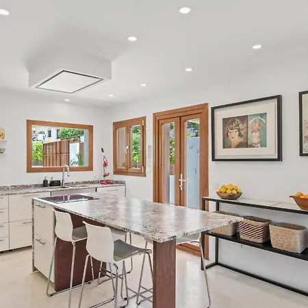 Outstanding, Luxury 4-bedroom In