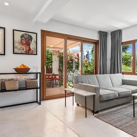 Outstanding, Luxury 4-bedroom In *