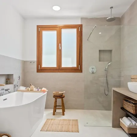 Outstanding, Luxury 4-bedroom In Villa *