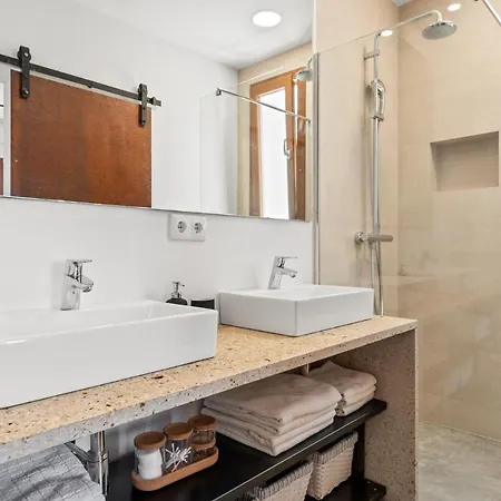 Outstanding, Luxury 4-bedroom In Villa