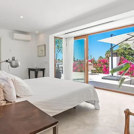 Outstanding, Luxury 4-bedroom In *